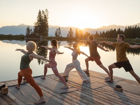 Morgendliche Yogastunden am Högsee in Serfaus sorgen für für Entspannung im Urlaub in Serfaus-Fiss-Ladis in Tirol. | © Seilbahn Komperdell GmbH | Andreas Kirschner