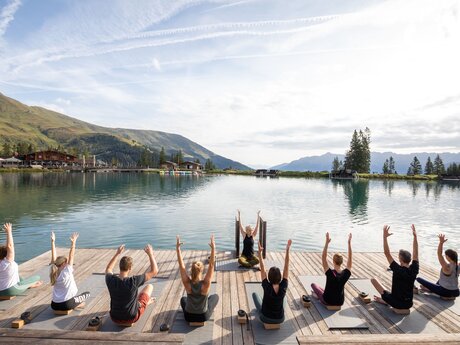 Morgendliche Yogastunden am Högsee in Serfaus sorgen für für Entspannung im Urlaub in Serfaus-Fiss-Ladis in Tirol. | © Seilbahn Komperdell GmbH | Andreas Kirschner