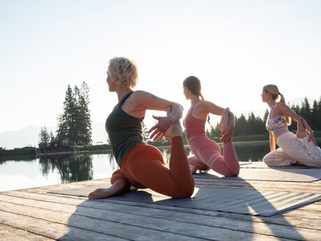 Morgendliche Yogastunden am Högsee in Serfaus sorgen für für Entspannung im Urlaub in Serfaus-Fiss-Ladis in Tirol. | © Seilbahn Komperdell GmbH | Andreas Kirschner