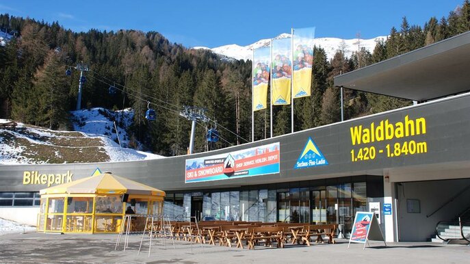 Blick auf die Talstation der Waldbahn in Serfaus-Fiss-Ladis mit Seilbahn, Bikepark und Winterlandschaft | © Serfaus-Fiss-Ladis Marketing GmbH