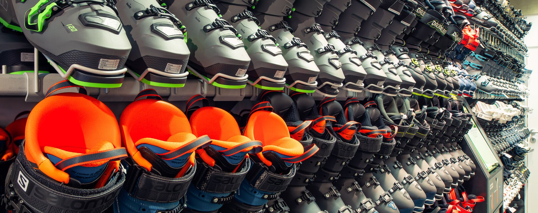 Viele Reihen moderner Skischuhe in einem Skiverleih, ordentlich auf Regalen sortiert | © Serfaus-Fiss-Ladis Marketing GmbH