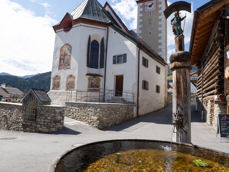 Kirche mit Brunnen in Fiss
