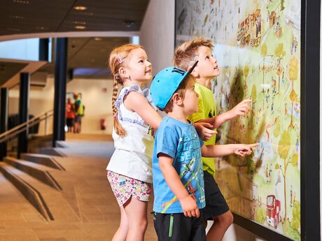 die kinderfreundliche Gestaltung der U-Bahn Serfaus verkürzt die Wartezeit | © christianwaldegger.com