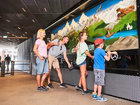 Unterhaltung für Kinder in der Station Seilbahn | © christianwaldegger.com