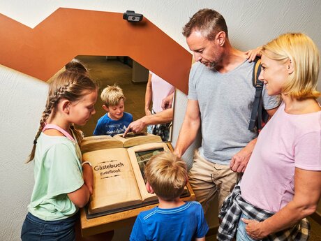 Gästebuch in der U-Bahn Serfaus | © christianwaldegger.com