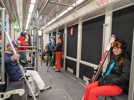 Skifahrer in voller Ausrüstung mit Ski und Skistöcken in der modernen U-Bahn von Serfaus, Tirol | © Serfaus-Fiss-Ladis Marketing GmbH | Andreas Kirschner