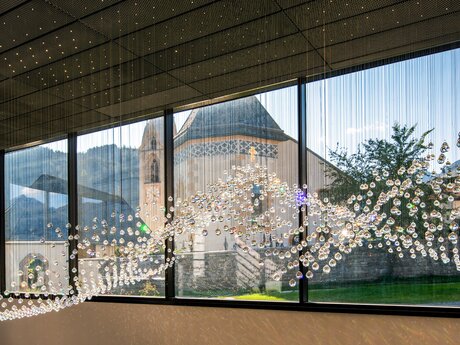 Kristalle leuchten in der neuen Dorfbahn Station Kirche in Serfaus in Tirol | © Andreas Schalber