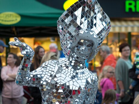 kostümierte Person während einer Vorstellung bei der Langen Nacht in Serfaus | © Serfaus-Fiss-Ladis Marketing GmbH | Andreas Kirschner