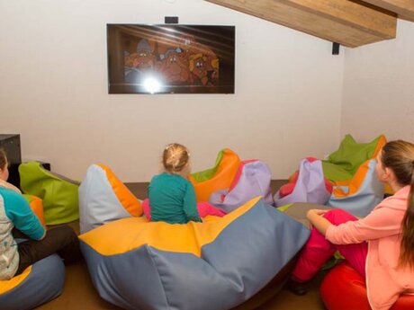Kinderkino im Familienrestaurant Sonnenburg in Serfaus-Fiss-Ladis in Tirol | © Serfaus-Fiss-Ladis/Tirol