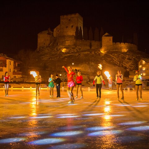 Die Eistänzerinnen vor der Burg Laudeck in Serfaus Fiss Ladis in Tirol | © Andreas Kirschner