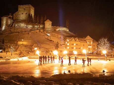 Eiskunstlauf und Feuershow am Lader Schlossweiher in Serfaus-Fiss-Ladis | © Andreas Kirschner