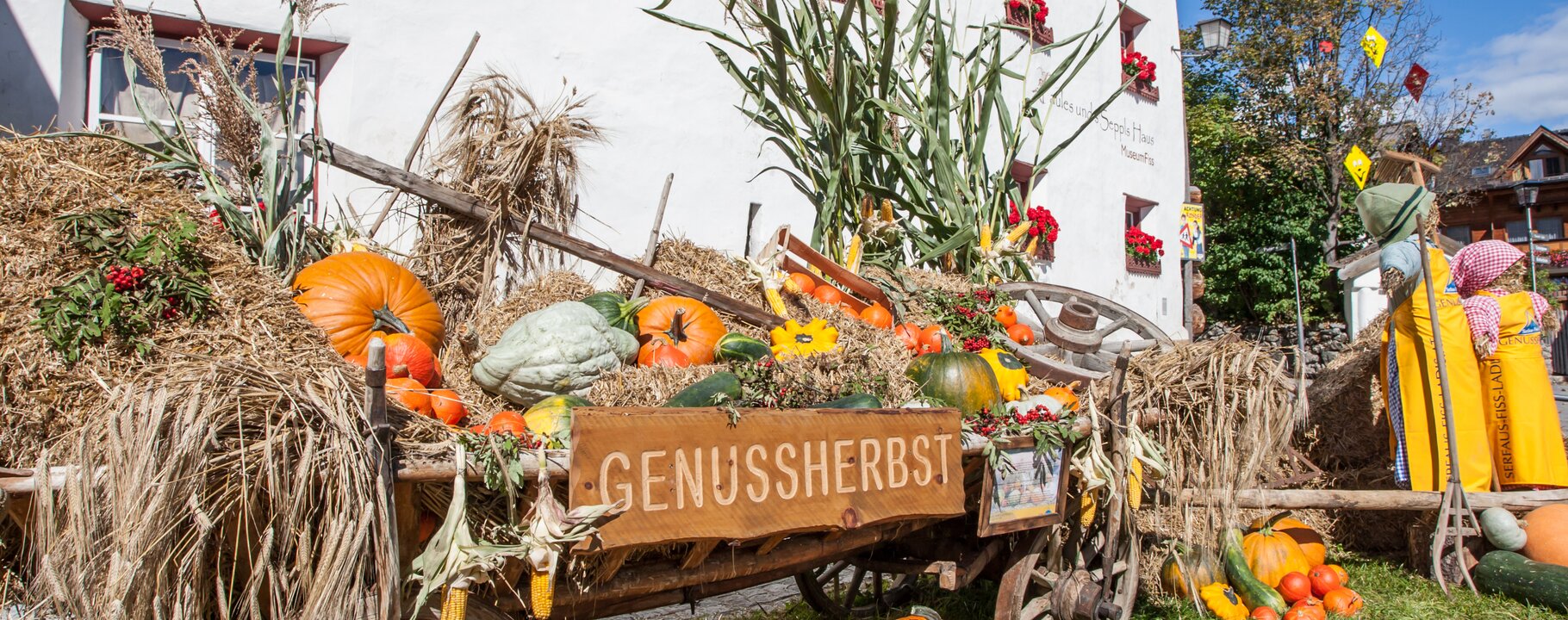 Festlich dekorierter Erntewagen mit Kürbissen, Mais und Blumen beim Genussherbst in Serfaus-Fiss-Ladis | © Serfaus-Fiss-Ladis Marketing GmbH | Andreas Kirschner
