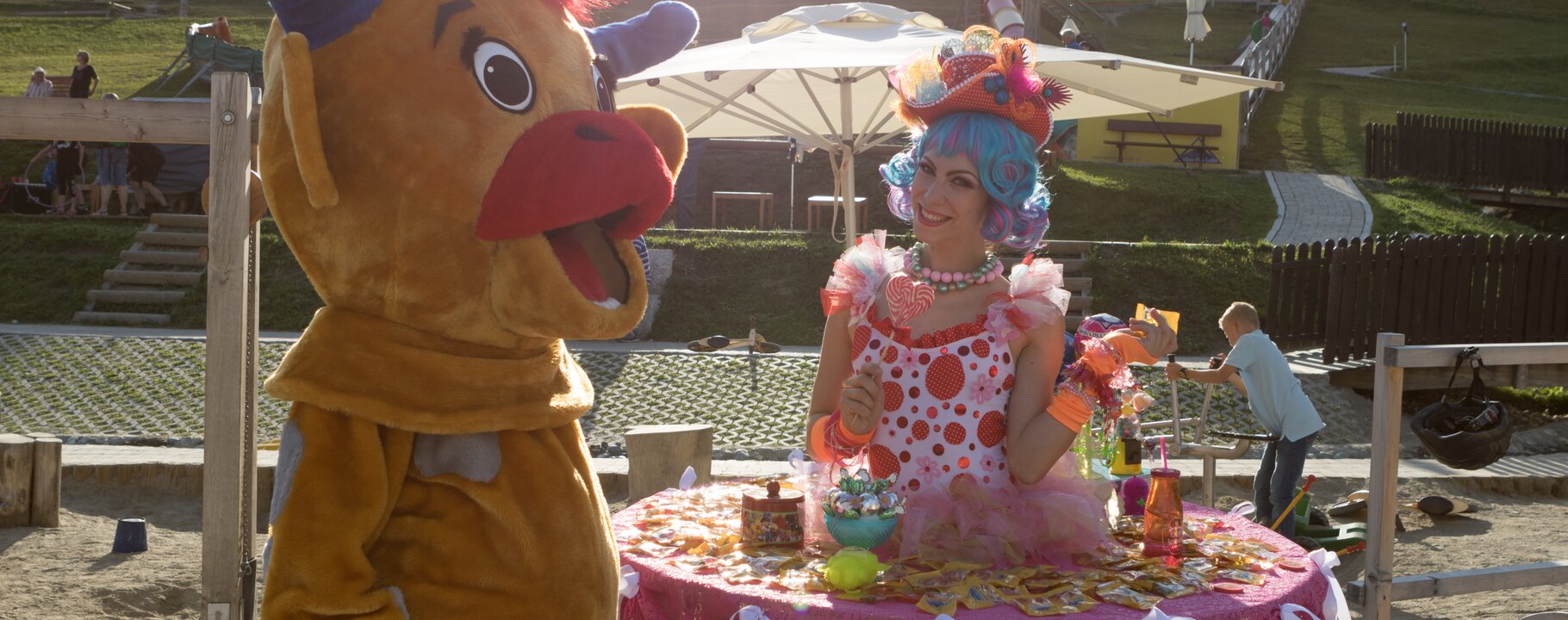 Das Maskottchen Bertha mit einer Darstellerin beim Erlebnisabend in Serfaus-Fiss-Ladis | © Serfaus-Fiss-Ladis Marketing GmbH | Andreas Kirschner