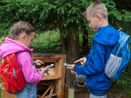 Spaß für die ganze Familie beim Bärencaching in Serfaus-Fiss-Ladis | © Serfaus-Fiss-Ladis Marketing GmbH | Andreas Kirschner