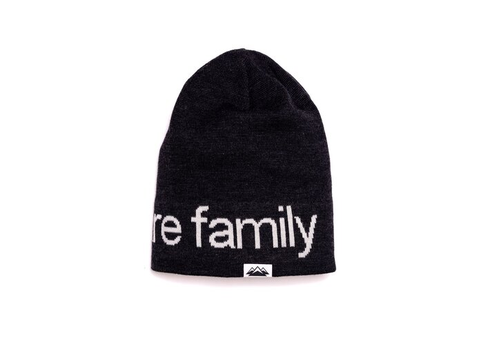 Beanie mit Statement "We are family" | © Serfaus-Fiss-Ladis Marketing GmbH | Fabian Schirgi