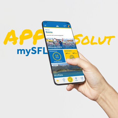 Serfaus-Fiss-Ladis App Darstellung auf einem Smartphone, das von einer Hand gehalten wird | © Serfaus-Fiss-Ladis Marketing GmbH