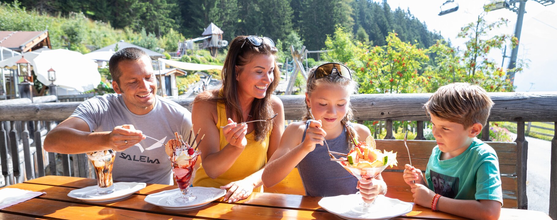 Familie isst Eis beim Leithe Wirt in Serfaus-Fiss-Ladis | © Seilbahn Komperdell GmbH | Andreas Kirschner