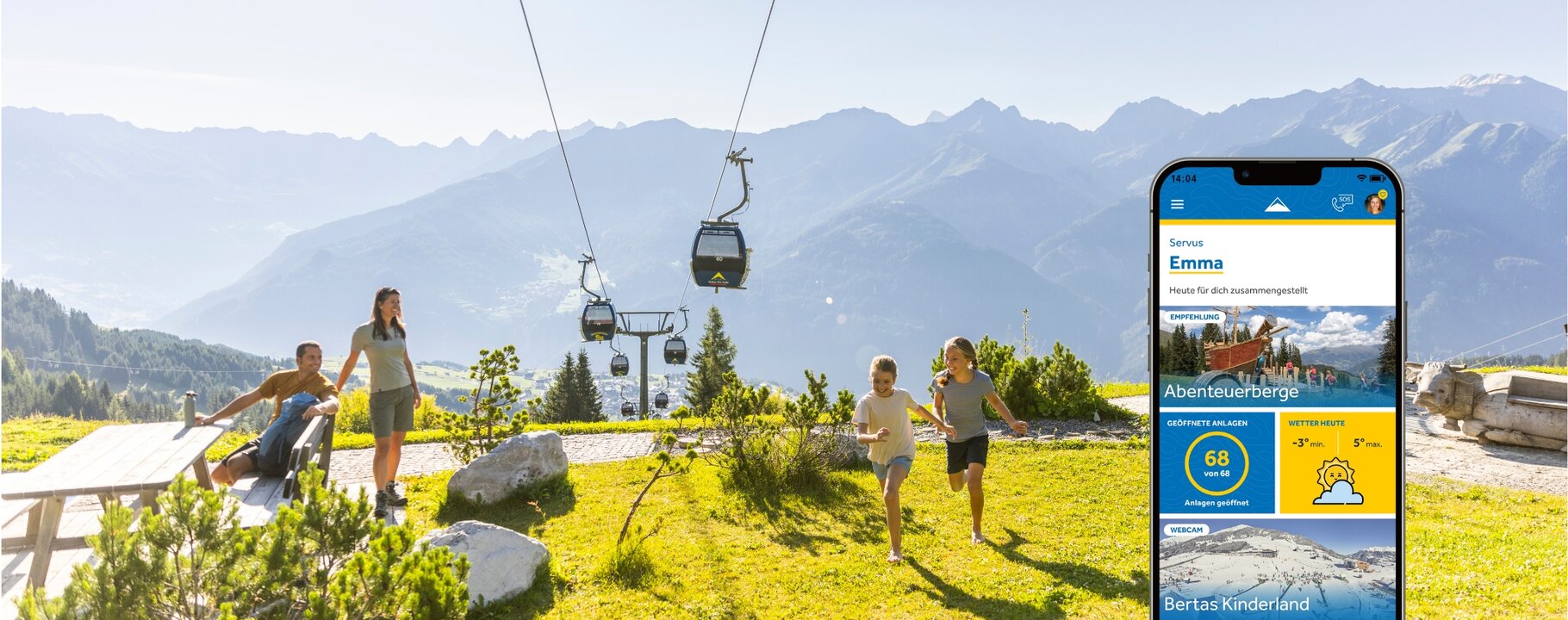 Kinder spielen im Sommer Funpark in Serfaus-Fiss-Ladis während Eltern auf einer Bank sitzen, mit mySFL App Abbildung | © Serfaus-Fiss-Ladis Marketing GmbH | Daniel Zangerl