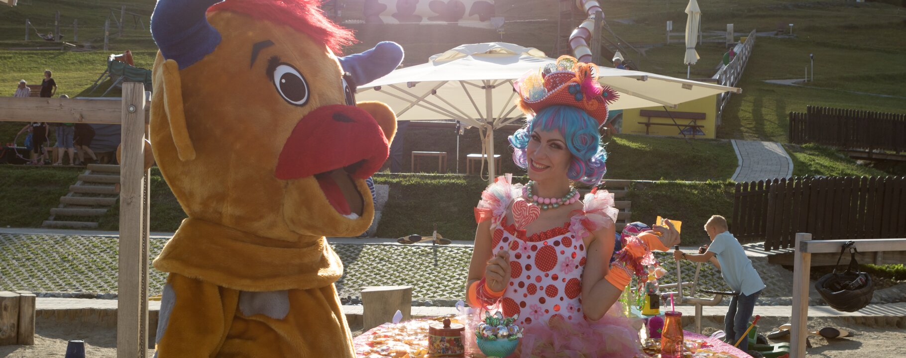Das Maskottchen Bertha mit einer Darstellerin beim Erlebnisabend in Serfaus-Fiss-Ladis | © Serfaus-Fiss-Ladis Marketing GmbH | Andreas Kirschner