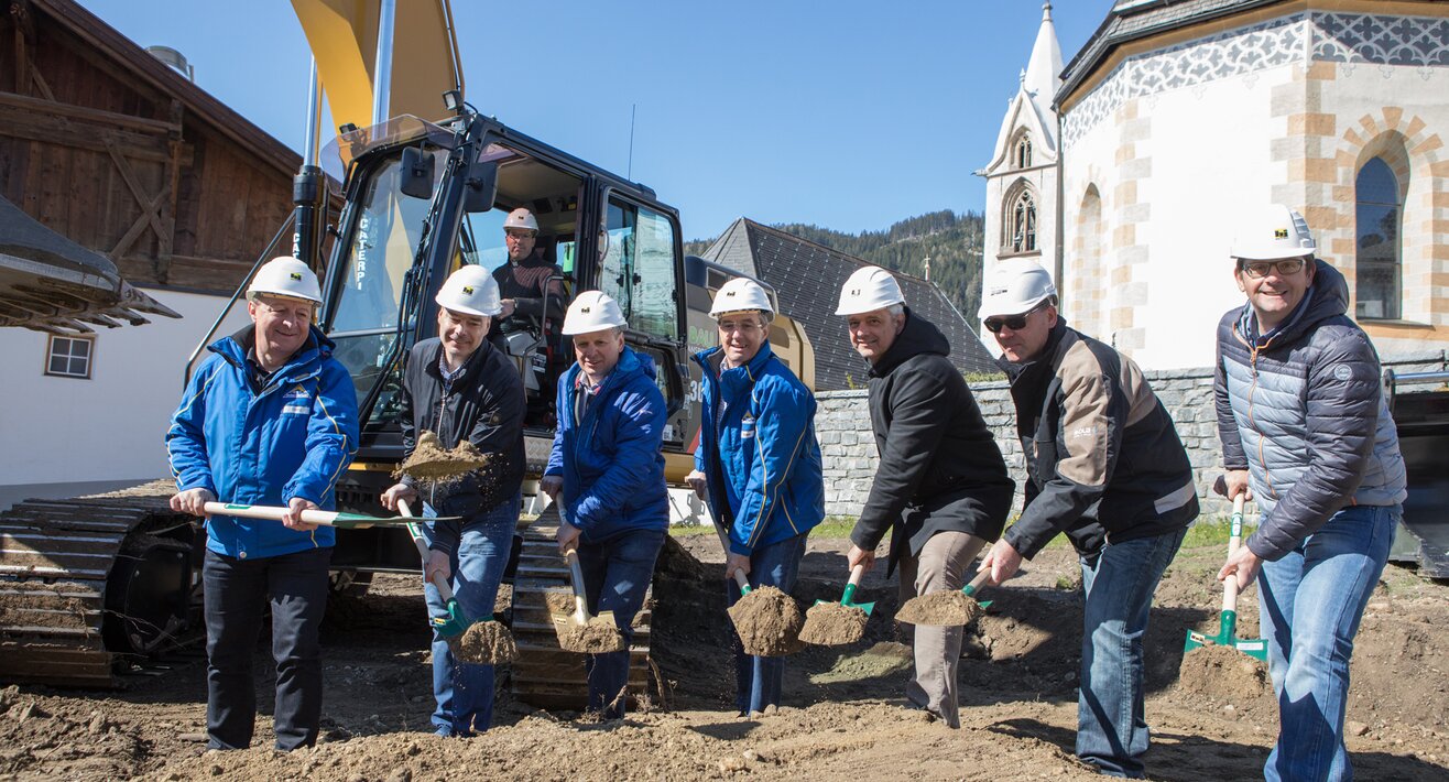 Spatenstich durch die Geschäftsführung der Komperdellbahn in Serfaus und Bürgermeister Paul Greuter für die neue U-Bahn in Serfaus Fiss Ladis | © Andreas Kirschner