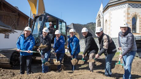 Spatenstich durch die Geschäftsführung der Komperdellbahn in Serfaus und Bürgermeister Paul Greuter für die neue U-Bahn in Serfaus Fiss Ladis | © Andreas Kirschner
