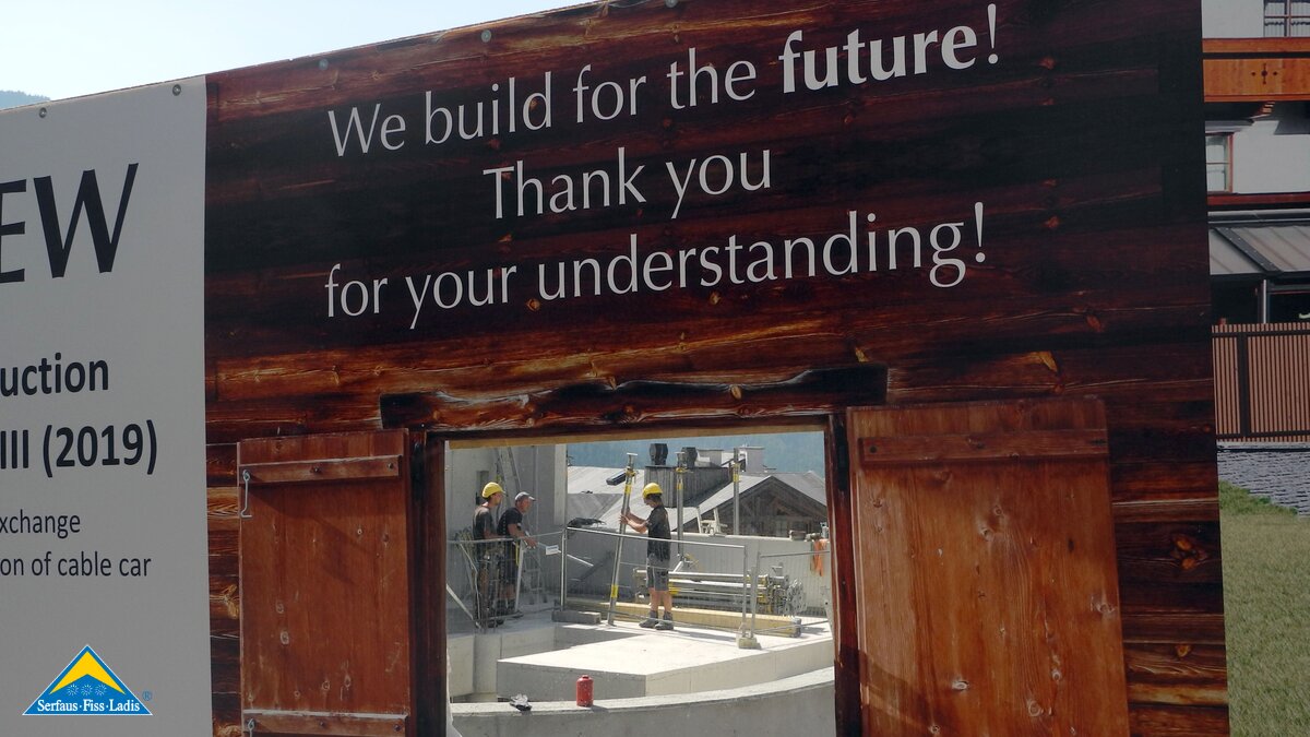 Fenster bei der U-Bahn Serfaus zum Beobachten der Baumaßnahmen in Serfaus Fiss Ladis in Tirol | © Serfaus Fiss Ladis