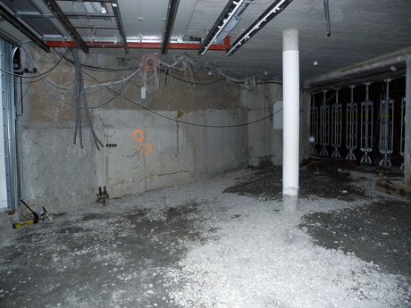 Der Estrich wird entfernt und die Decke demontiert bei der U-Bahn in Serfaus in Österreich | © Serfaus Fiss Ladis