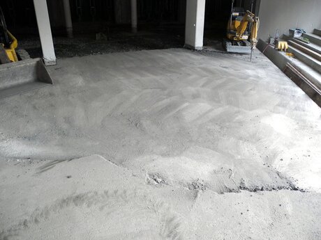 Der Estrich muss weg für den Neubau der U-Bahn in Serfaus Fiss Ladis in Tirol | © Serfaus Fiss Ladis