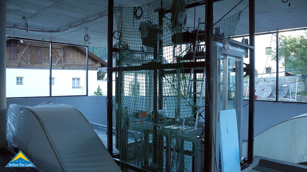 Der Aufzug in der Station Kirche bei der U-Bahn Serfaus Fiss Ladis wird gesetzt | © Serfaus Fiss Ladis