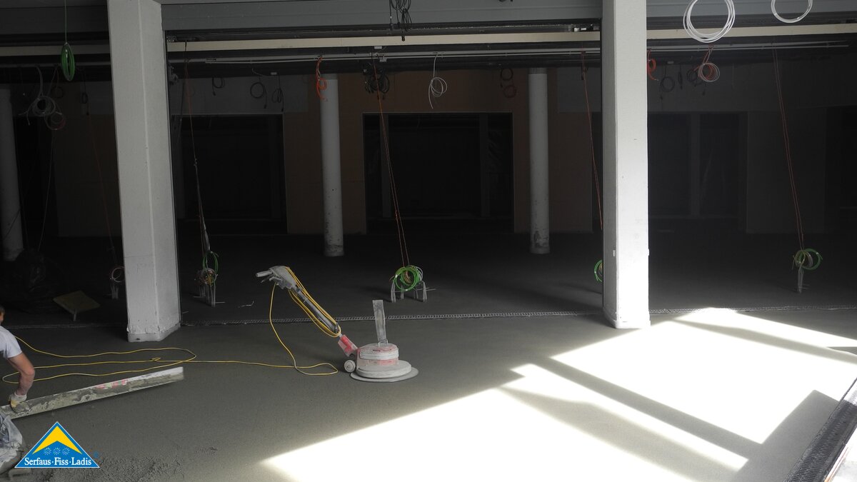 Bei der U-Bahn Station Seilbahn in Serfaus wird der Estrich verlegt | © Serfaus Fiss Ladis