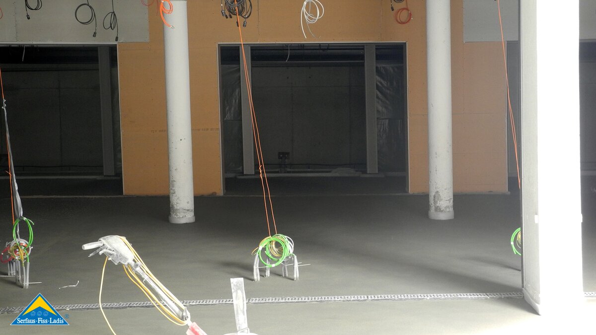 Die letzten Vorbereitungsarbeiten zum Verlegen des Bodens bei der U-Bahn Serfaus laufen | © Serfaus Fiss Ladis