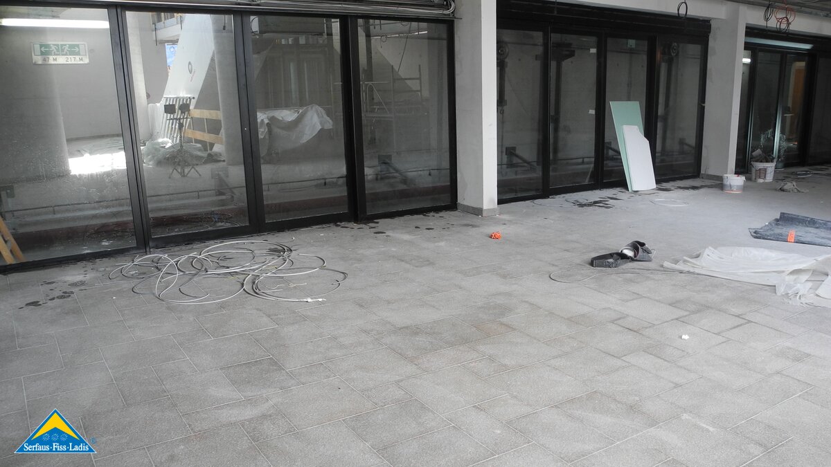 Durch die neuen Zugangstüren kann ab sofort auf die U-Bahn Serfaus geblickt werden. Helle und moderne Stationen entstehen bei der U-Bahn in Serfaus | © Serfaus Fiss Ladis