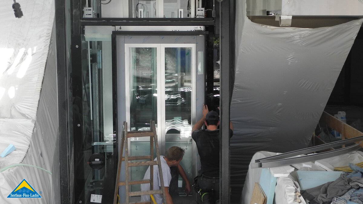 Bei der U-Bahn Serfaus finden die letzten Montagearbeiten für die Aufzüge statt | © Serfaus Fiss Ladis