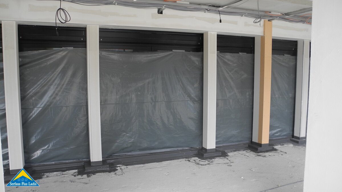 Bei der U-Bahn Station Parkplatz in Serfaus Fiss Ladis wurden die Zugangstüren bereits gesetzt | © Serfaus Fiss Ladis