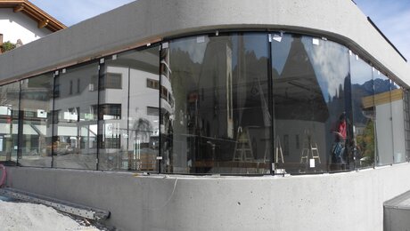 Die Verglasung bei der U-Bahn Station Kirche in Serfaus Fiss Ladis | © Serfaus Fiss Ladis