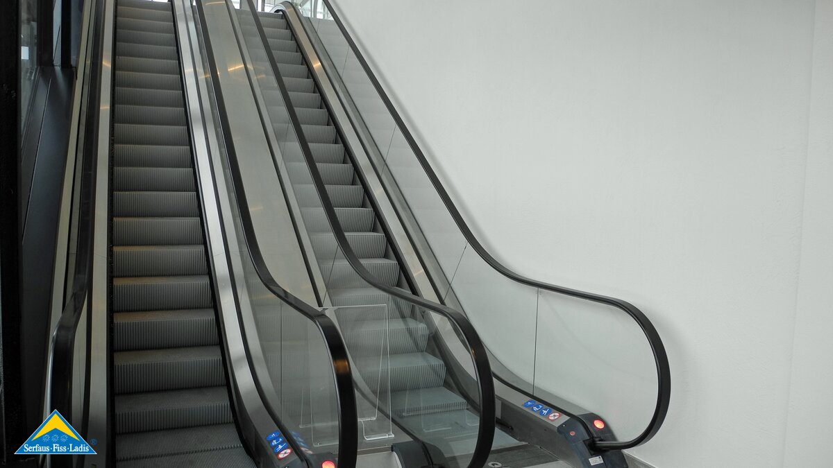Neue Rolltreppen erleichtern den Zugang zu der U-Bahn in Serfaus-Fiss-Ladis in Tirol | © Serfaus-Fiss-Ladis