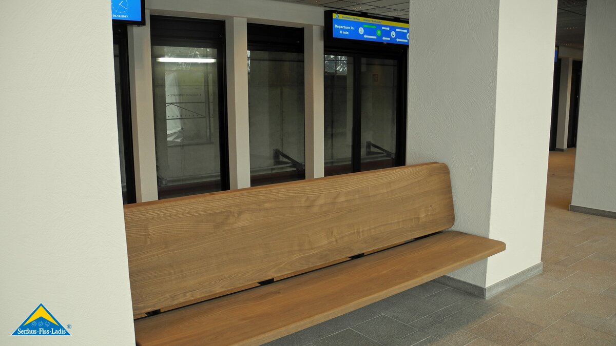 Sitzbänke in den neuen U-Bahn Station erleichtern die Wartezeit in Serfaus-Fiss-Ladis in Tirol | © Serfaus-Fiss-Ladis