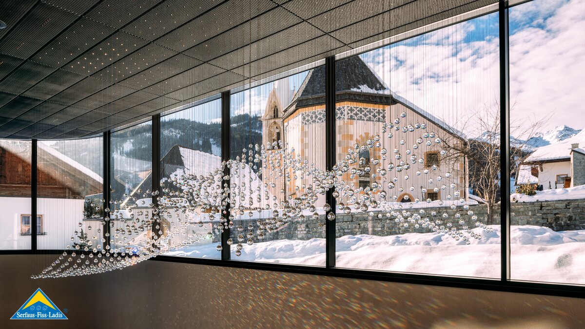 Kristalle erstrahlen in der neuen Station Kirche der U-Bahn in Serfaus in Tirol | © Andreas Schalber