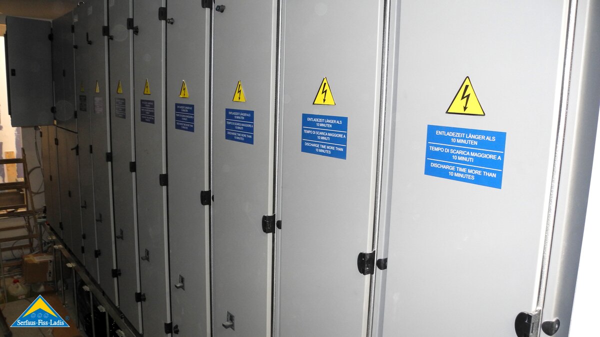 Die unzähligen Elektroschränke stehen bereits in Reihe und Glied | © Serfaus-Fiss-Ladis