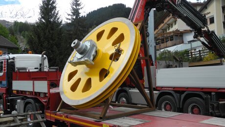 Der Transport der Seilscheiben wurde schon erwartet | © Serfaus-Fiss-Ladis