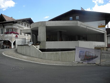 Der Blick auf die neue U-Bahn Station Zentrum im Ortskern von Serfaus in Tirol | © Serfaus-Fiss-Ladis