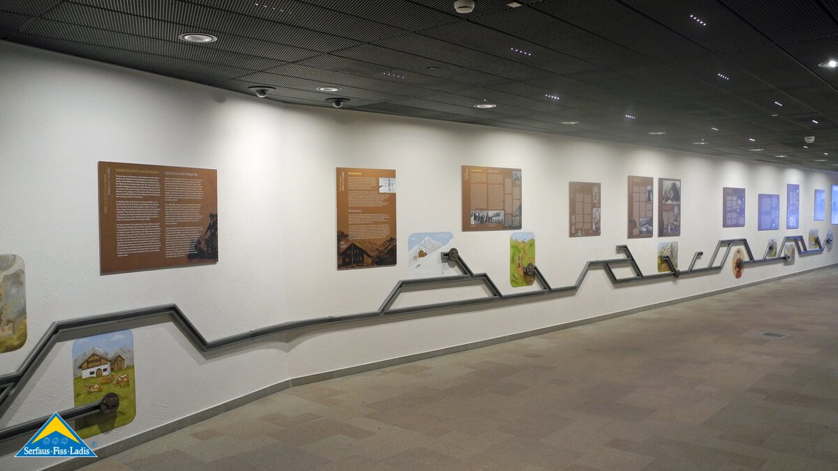 Der Gang in der in der Station Kirche bei der neuen U-Bahn Serfaus erzählt Geschichten für große und kleine Besucher | © Serfaus-Fiss-Ladis