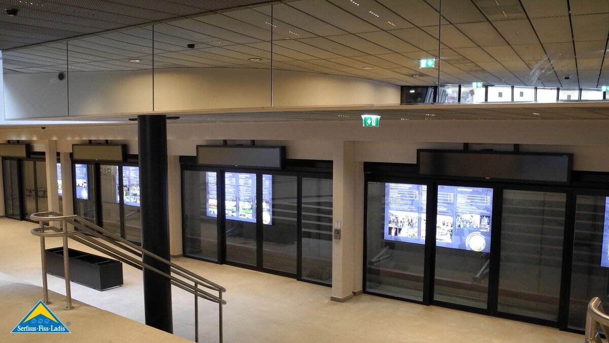 Die neue U-Bahn Station Zentrum ist sehr hell gestaltet und die U-Bahn kann bei der Einfahrt beobachtet werden. Das ist Familienurlaub in Serfaus-Fiss-Ladis in Tirol Österreich | © Serfaus-Fiss-Ladis