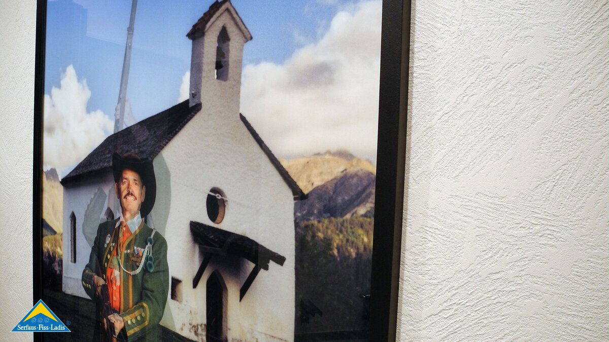 Ein Schütze vor der Kirche in der neuen U-Bahn Station Zentrum in Serfaus-Fiss-Ladis in Tirol | © Serfaus-Fiss-Ladis