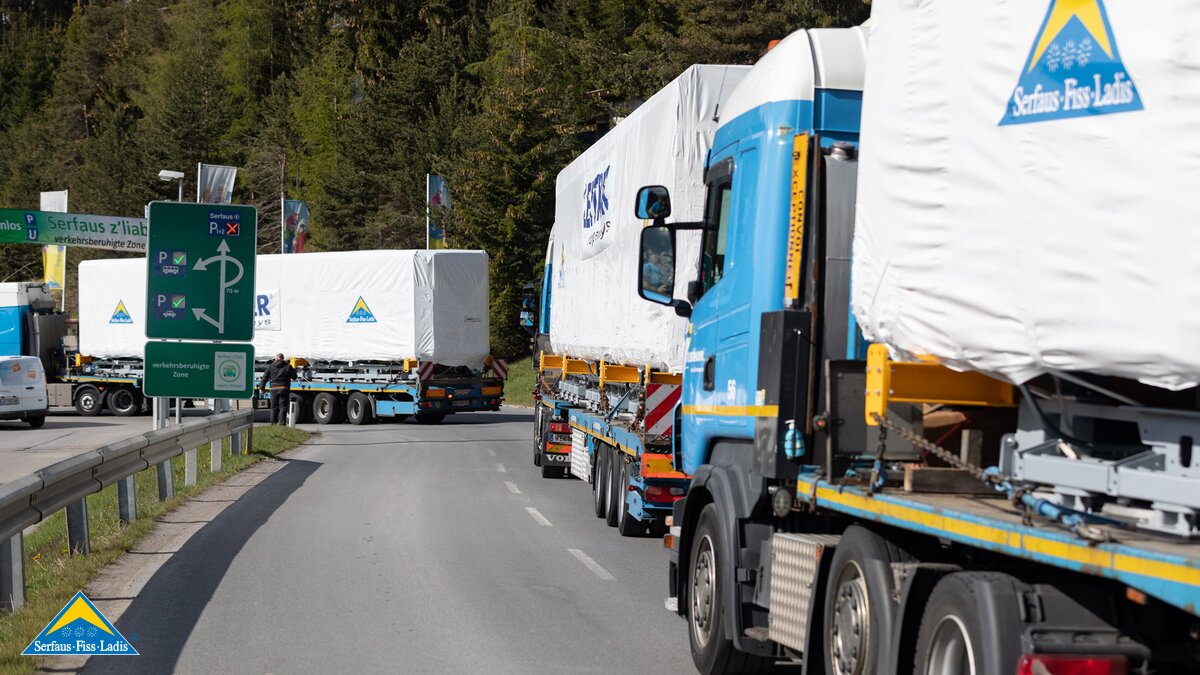 Vor den Toren von Serfaus stehen die LKW mit den Wagen der U-Bahn Serfaus | © Andreas Kirschner