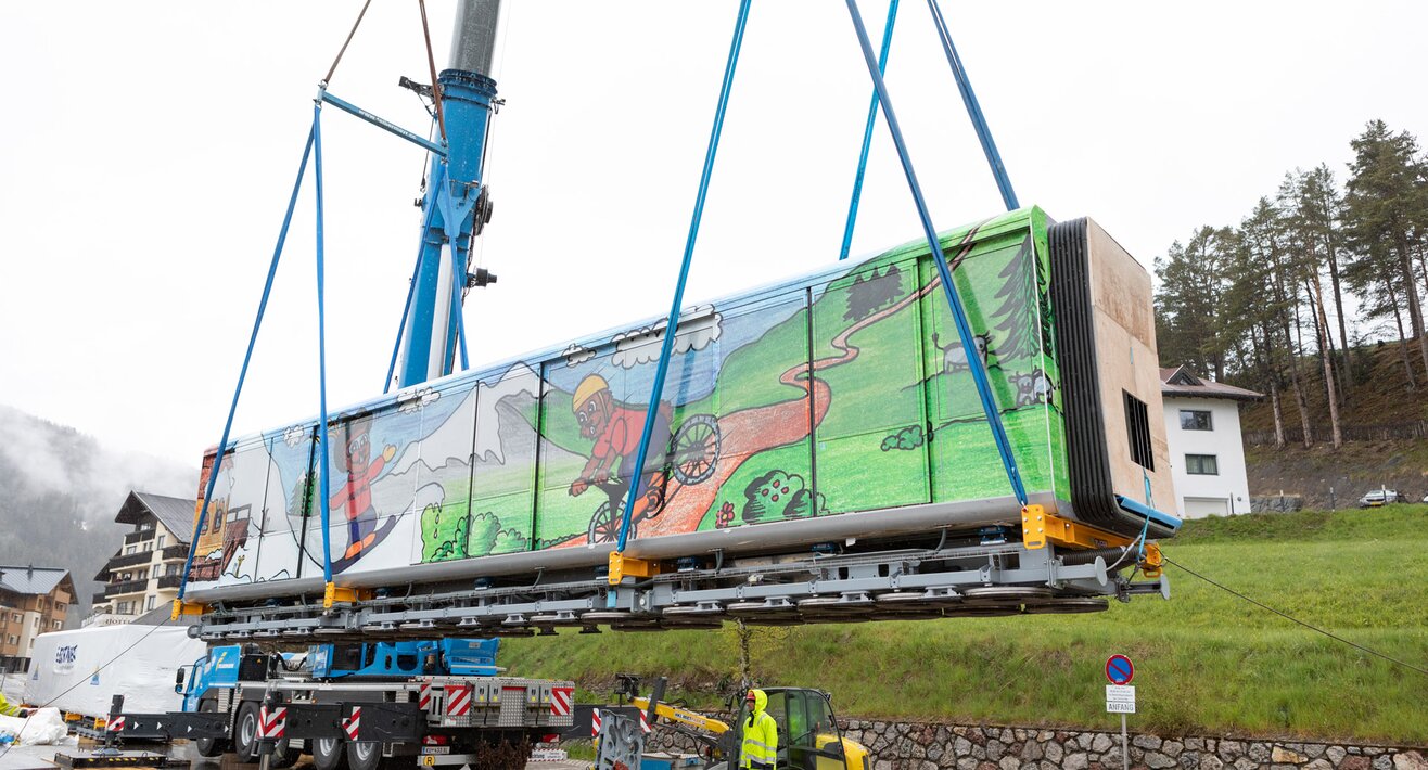 Die U-Bahn Serfaus wird in den Tunnel gehoben in Serfaus-Fiss-Ladis in Tirol | © Andreas Kirschner