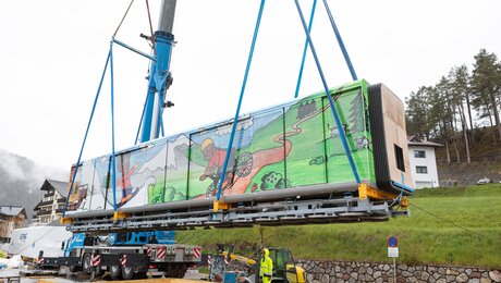 Die U-Bahn Serfaus wird in den Tunnel gehoben in Serfaus-Fiss-Ladis in Tirol | © Andreas Kirschner