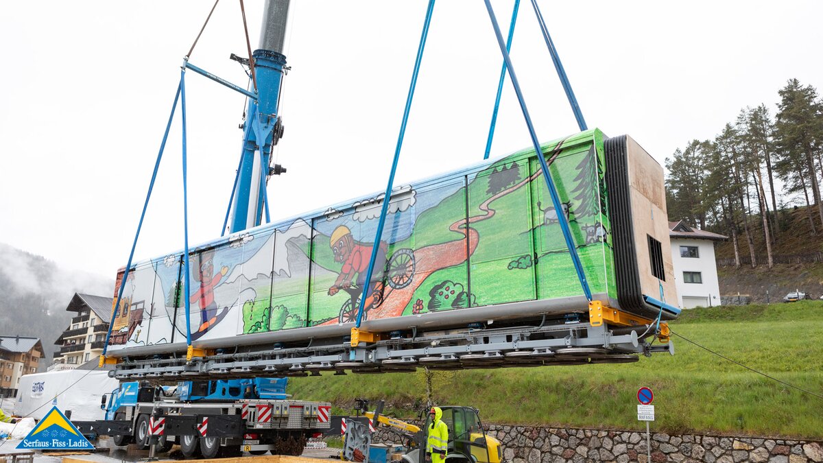 Die U-Bahn Serfaus wird in den Tunnel gehoben in Serfaus-Fiss-Ladis in Tirol | © Andreas Kirschner
