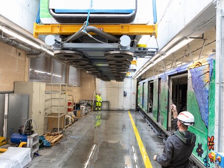 Vorsicht ist geboten bei der Einhebung der U-Bahn Serfaus in den Tunnel | © Andreas Kirschner