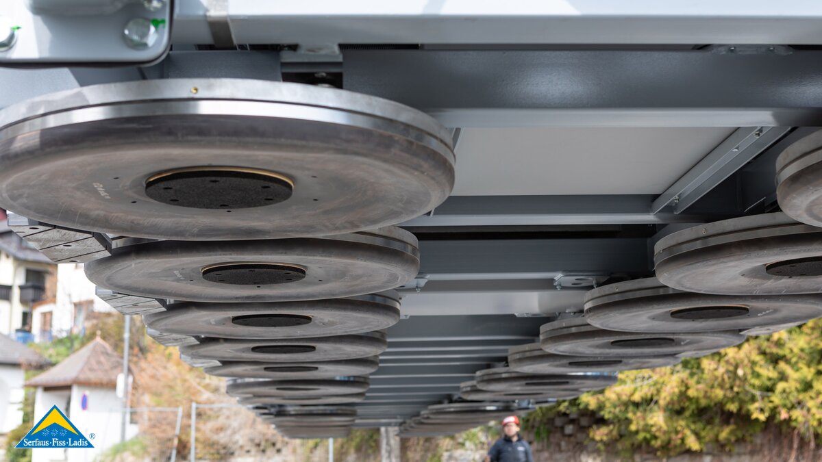 So sieht ein U-Bahn Wagen aus Serfaus von unten aus | © Andreas Kirschner